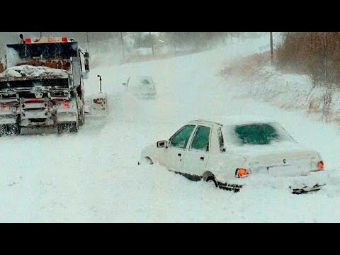 Video: Pariserna Utnyttjar Snöstormen Mest