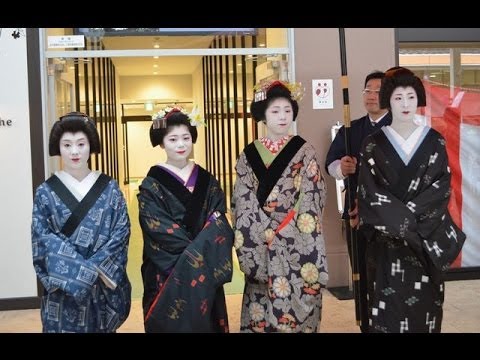 上越市の本町通りを京都の芸妓さんと舞妓さん練り歩く