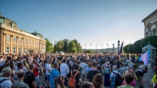 Ádert kérték a tüntetők, hogy ne írja alá a melegellenes törvényt