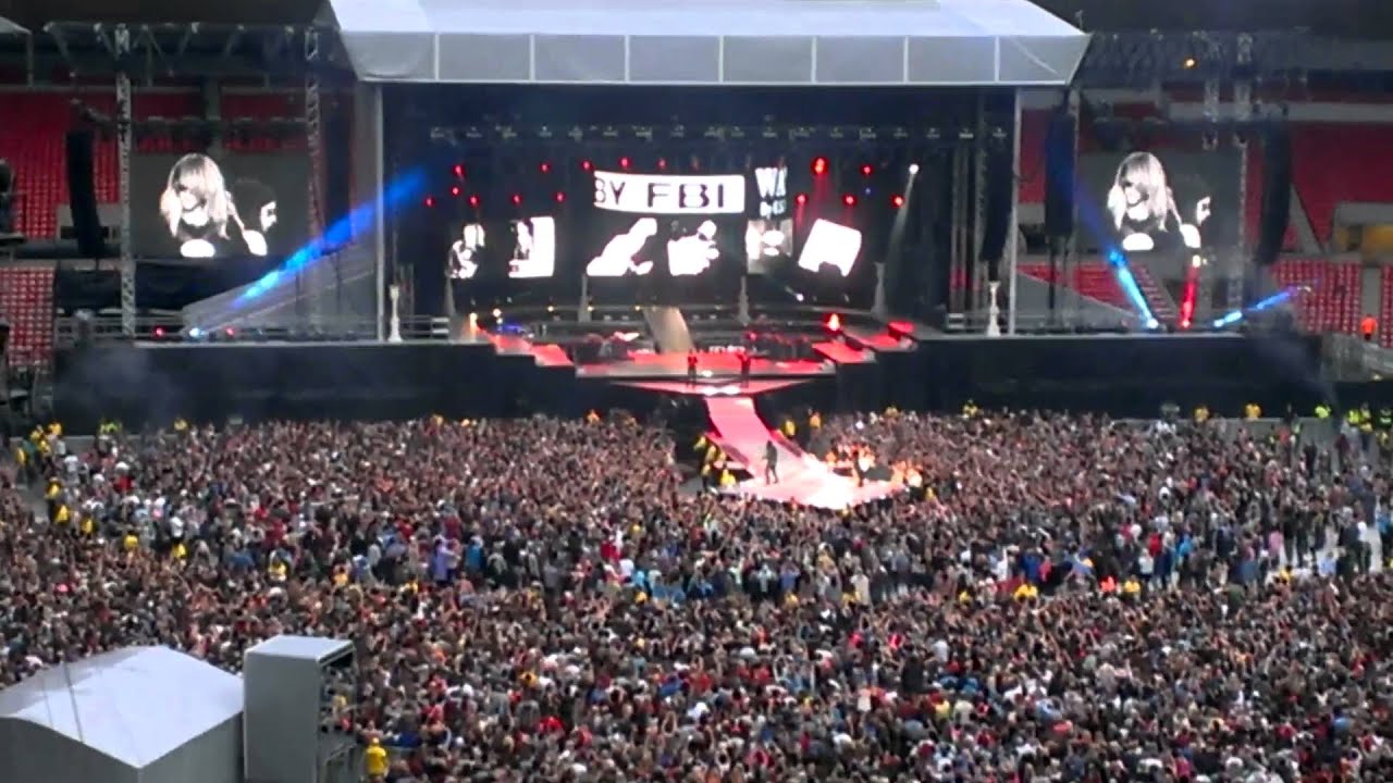 Rihanna sings Man Down at sunderland, stadium of light , june 20th 2013