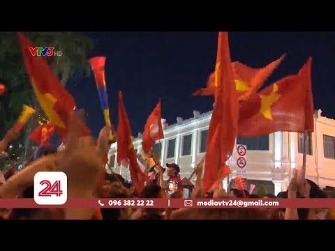 Người dân Việt Nam vỡ òa hạnh phúc khi bóng đá nam lần đầu tiên vô địch SEA Games | VTV24