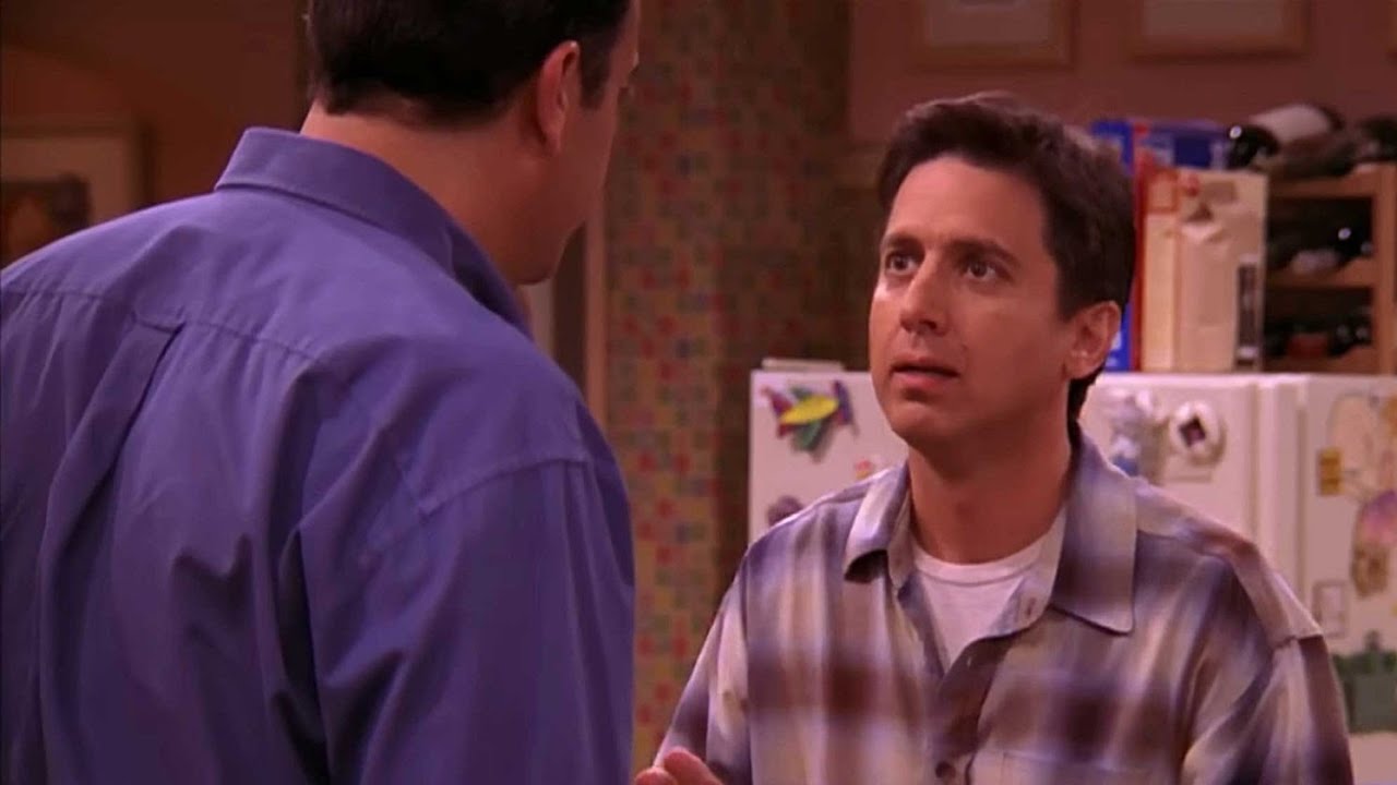 В этой особенно смешной сцене из сериала «Все любят Рэймонда» Рэй Романо чуть не потерял сознание.