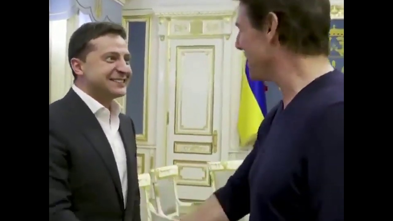 Di tengah badai politik yang mendorong pemakzulan Donald Trump, Presiden Ukraina, Volodymyr Zelensky, "ngelaba" dengan mengundang aktor Tom Cruise ke Kiev. (gambar dari: https://www.youtube.com/watch?v=xhtteoP9IYI)
