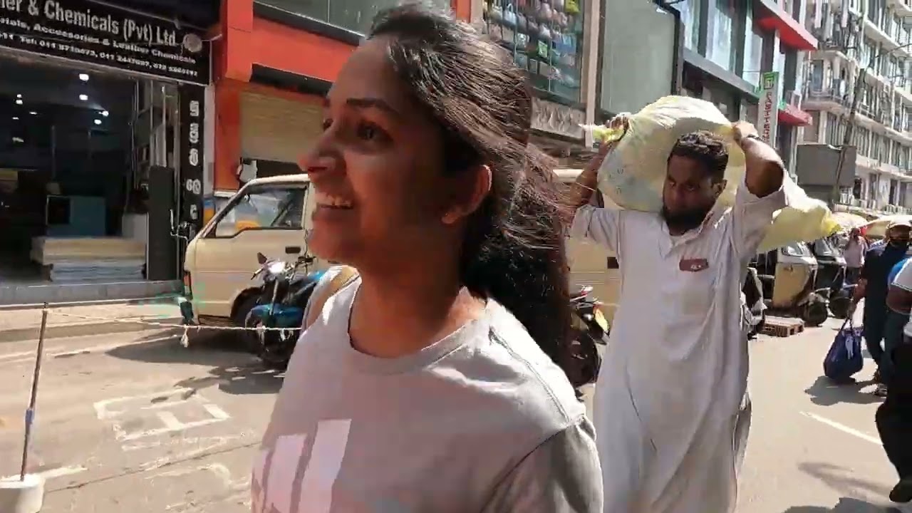 Walking in the streets of Pettah, Colombo - Prince Street