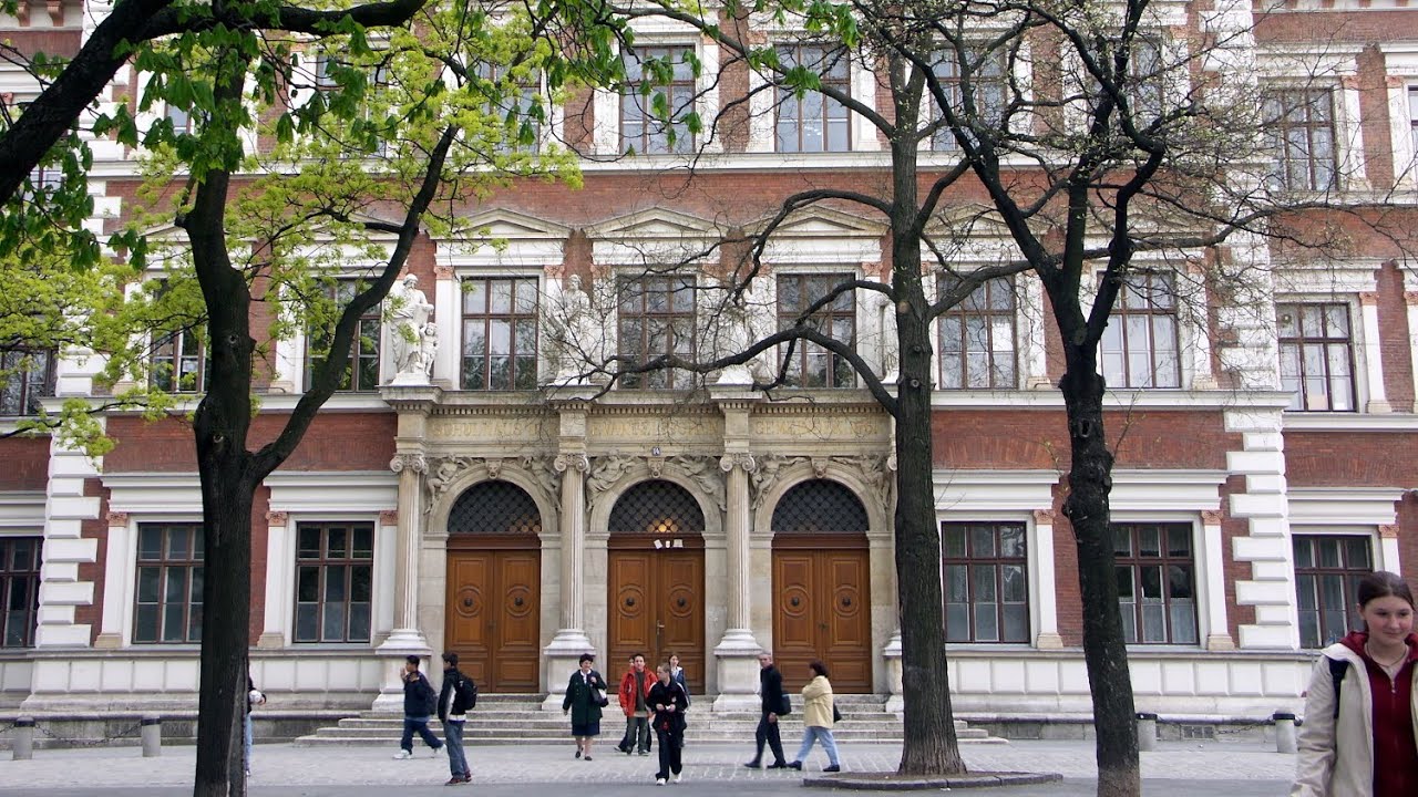 Die Evangelische Mittelschule am Karlsplatz stellt sich vor