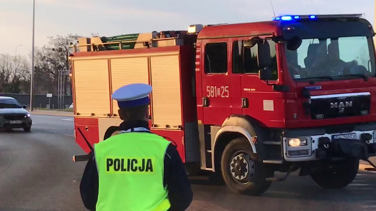 Dojazd alarmowy sił i środków do pożaru hali.