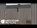 Inmigrante pasa a EEUU por el muro fronterizo que Trump considera imposible de escalar