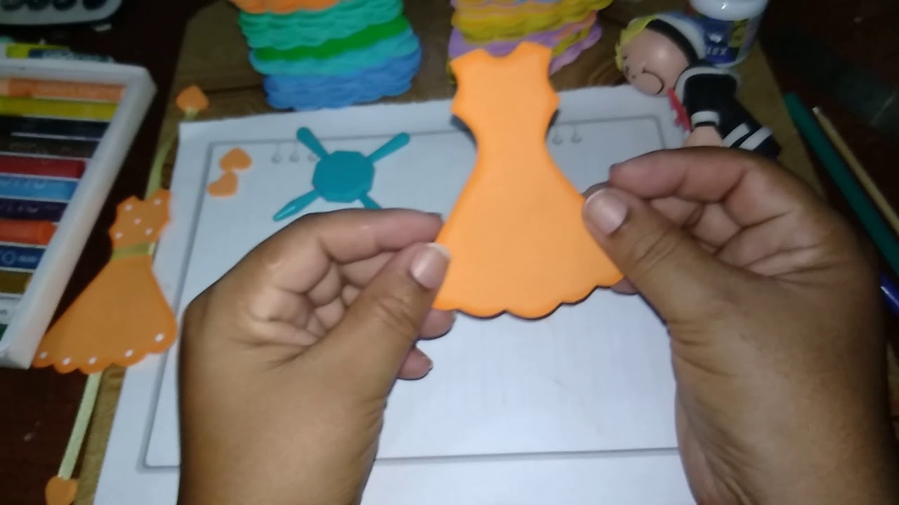 Vestido marcador de páginas em eva