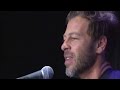 Christophe Maé chante "Il est où le bonheur" en live