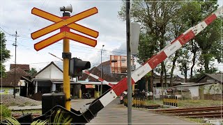 PERSILANGAN SESAMA PELARI MALANG PASARSENEN || Perlintasan KA Dekat Stasiun Ngebruk Menjelang Siang