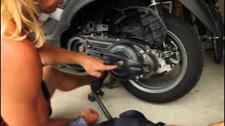 Piaggio MP3 400 - CVT Cover Removal | MicBergsma