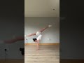 Девушка делает супер шпагат /Girl doing super twine