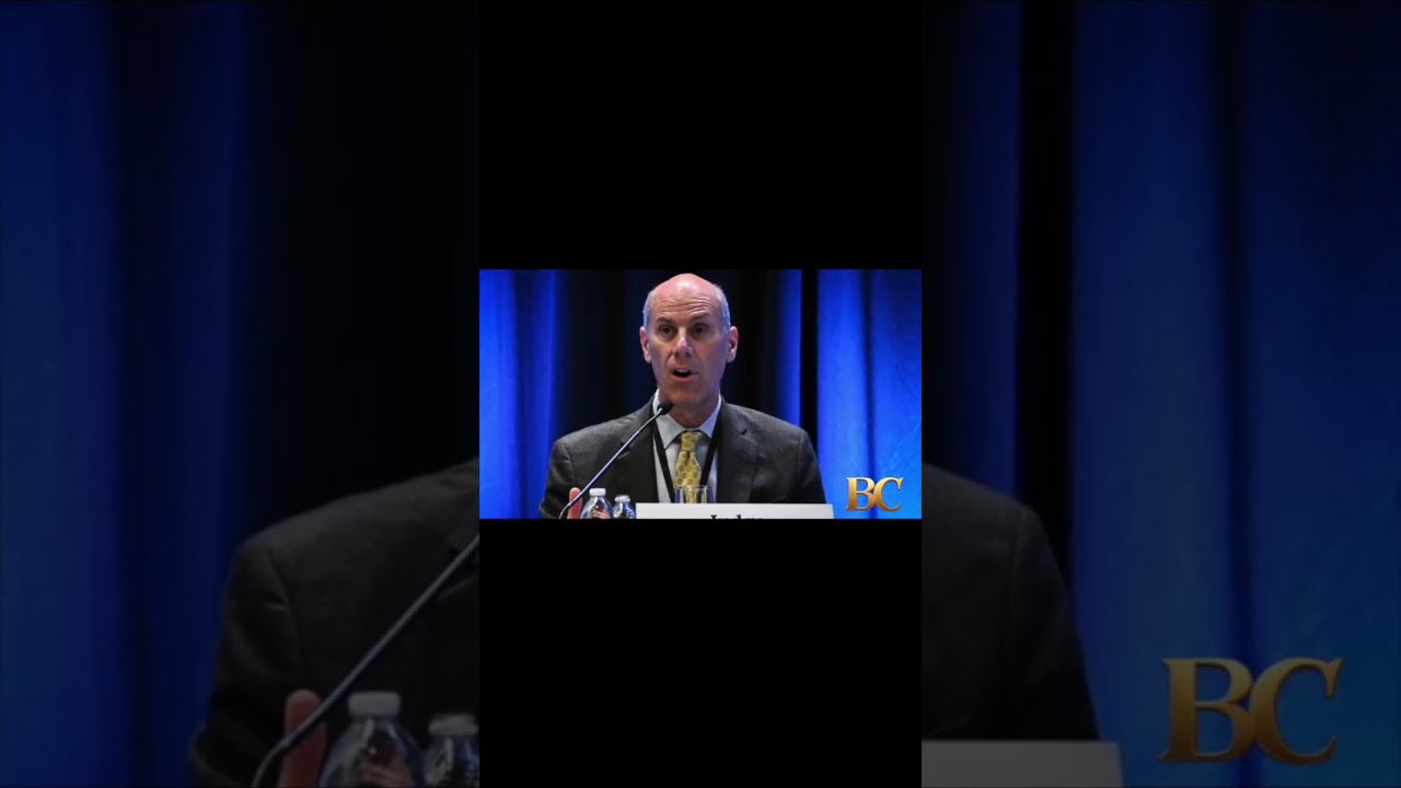 Судья поручает главному юристу Министерства юстиции дать показания о депортациях в соответствии с...