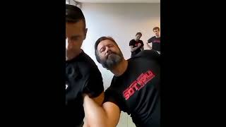 STREET DEFENCE TACTIS 👊🏻 GOLPE MARTILLO 👊🏻 CHIN NA TÉCNICA ATRAPE DE BRAZO 👊🏻
