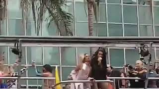 Lia Clark e Mulher Pepita cantando chifruto na parada LGBT em São Paulo