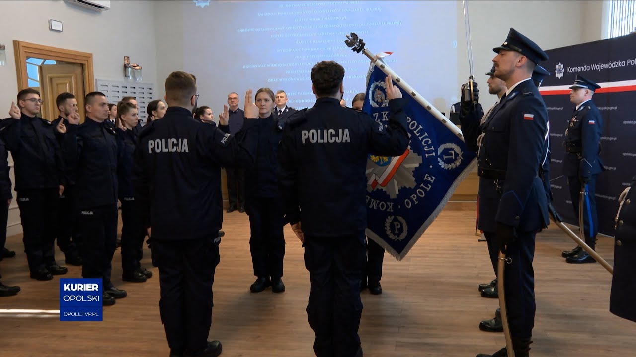 Ślubowanie nowo przyjętych policjantów. Teraz czeka ich szkoła policyjna