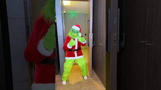 Personas Llegando A La Posada Navideña Resimi