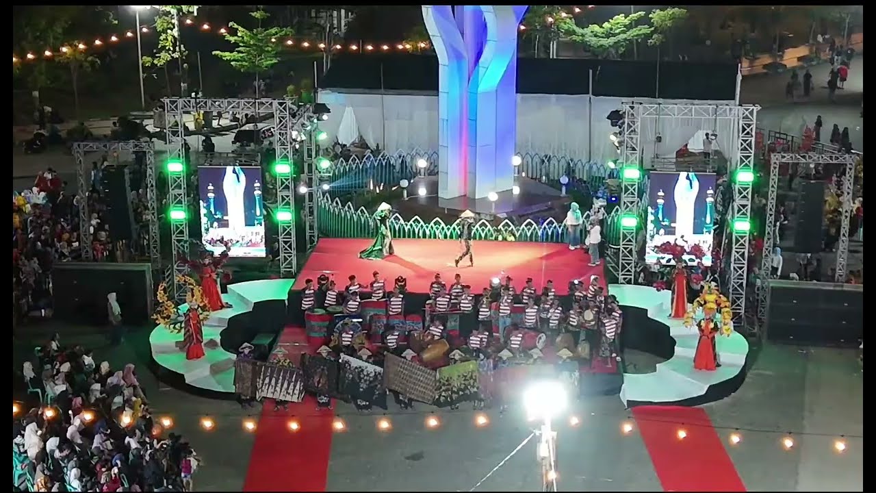 Волнение от празднования конца года на площади Памекасан