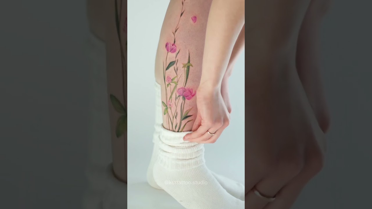 Тату на ноге для девушки - нежные цветы. Красивая татуировка в цвете от мастера Kot Tattoo Studio