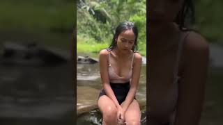 Rumas alvia kedinginan mandi di sungai