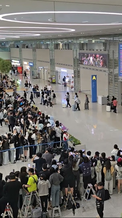 Fans waiting Bts V 251007