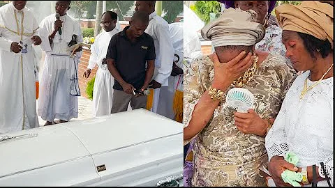 Yoruba Actress Remi Surutu Breaks Down In Tears As Her Mother's Casket Is Laid To Rest