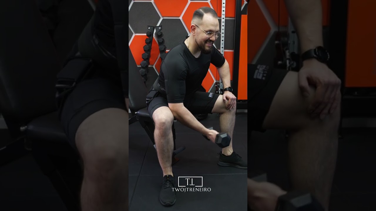 Atlas ćwiczeń: ćw.100  Uginanie ramienia w oparciu o udo z hantlem | Pionowo