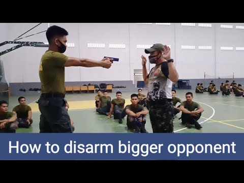 वीडियो: हथियार कैसे छीनें