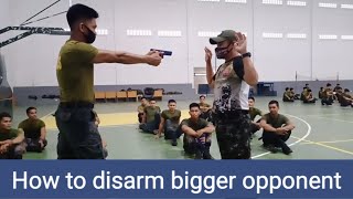 How to disarm bigger opponent / pistol disarming technique