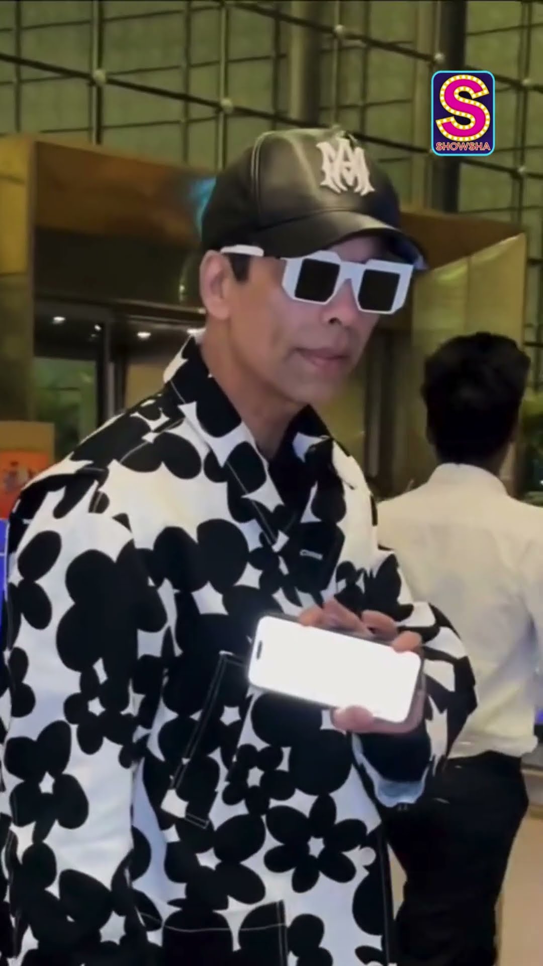 ‘Rizz Lord’ Karan Johar Makes A Stylish Entrance As Paps Rush To Get His Pictures | n18S | #shorts