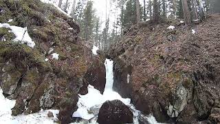 водопад &quot;каменные губы&quot; близ Глубочинского пруда видео за 16.04.22