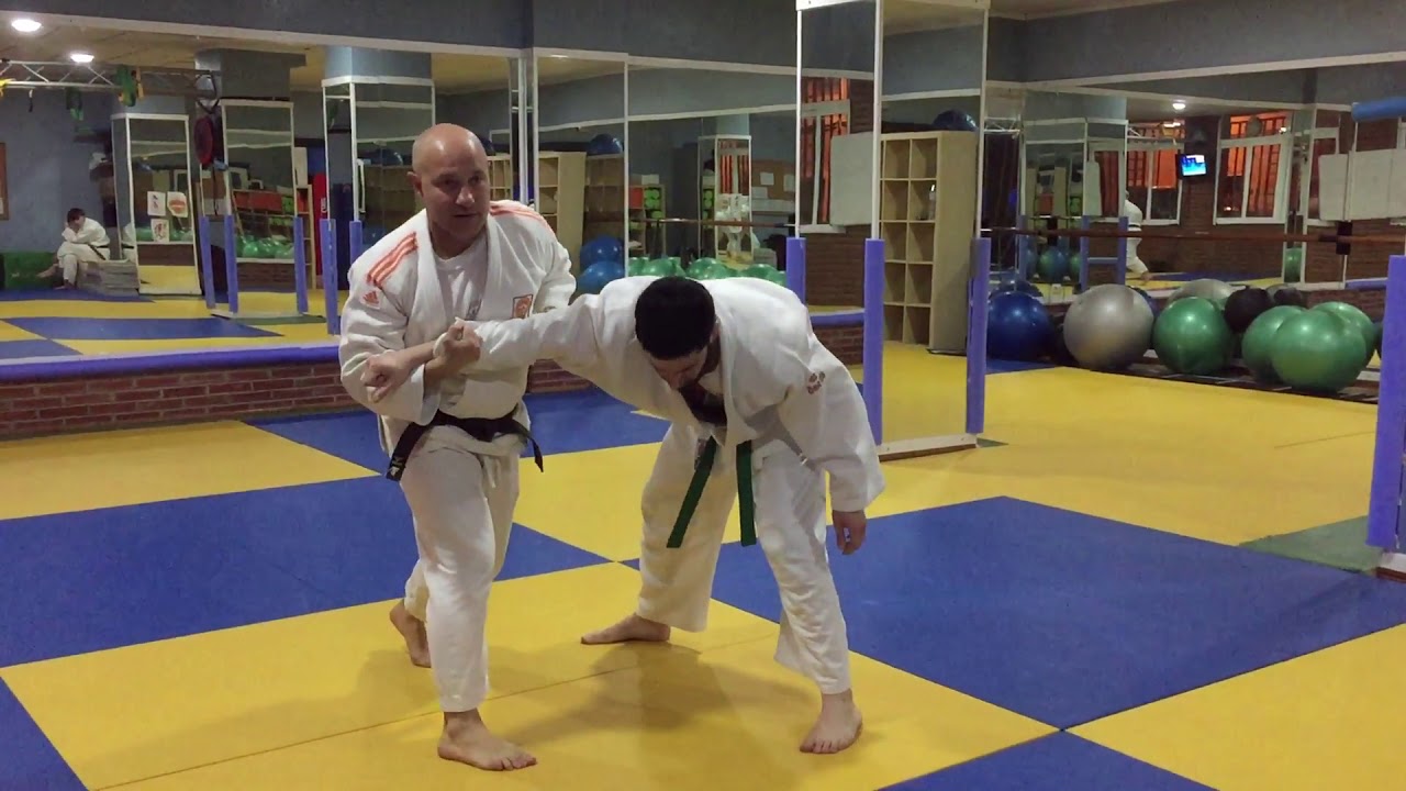 ROMPER AGARRE ALTO DE UKE RECURSO 1. DIESTRO-DIESTRO.