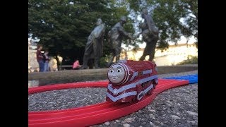 Игрушечный поезд Tomy Chuggington Jackman, в Rheinuferpromenade, Дюссельдорф, Германия