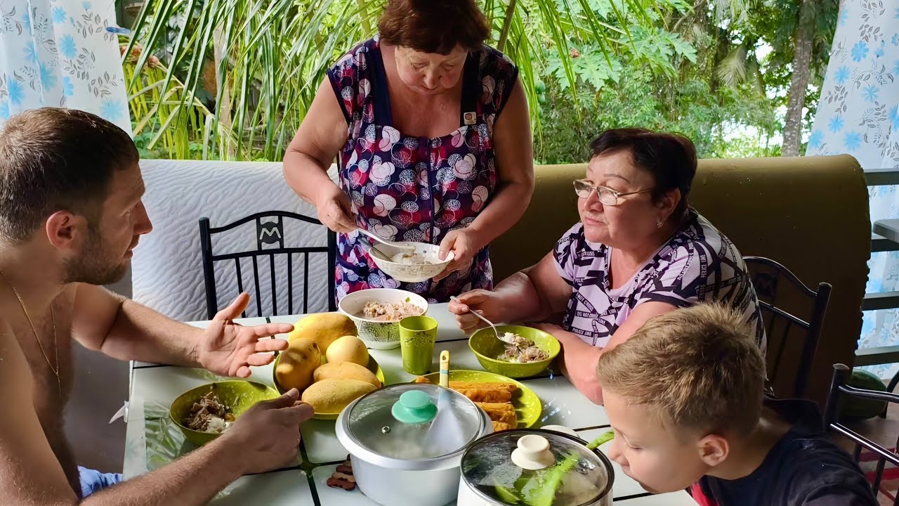 MY FAMILY TRYING THEIR FAVORITE FOOD FROM CARINDERIA! 