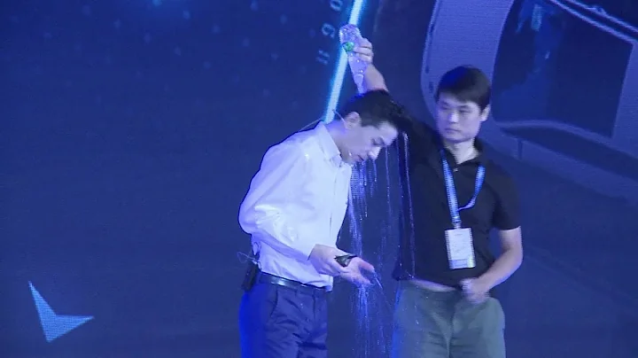 Man pours water on Baidu CEO at AI conference - DayDayNews
