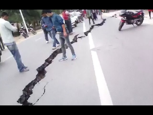 Nepal earthquake: huge cracks appear in road class=