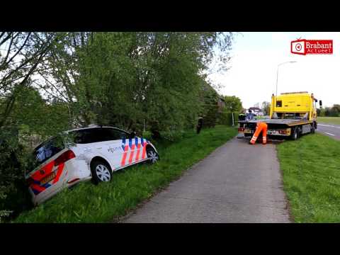 Politieauto belandt in