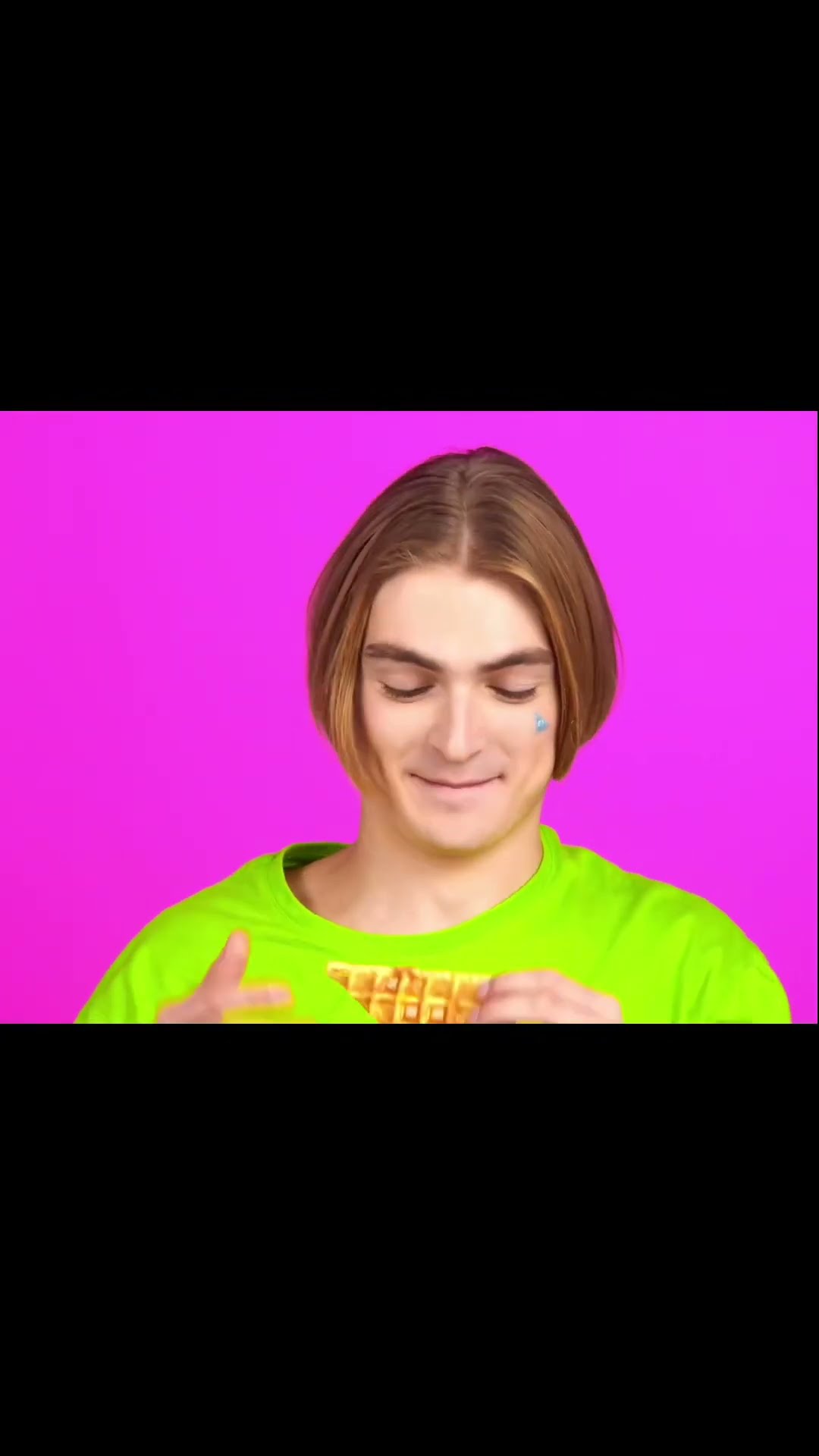 Mädchen isst Waffeln - YouTube