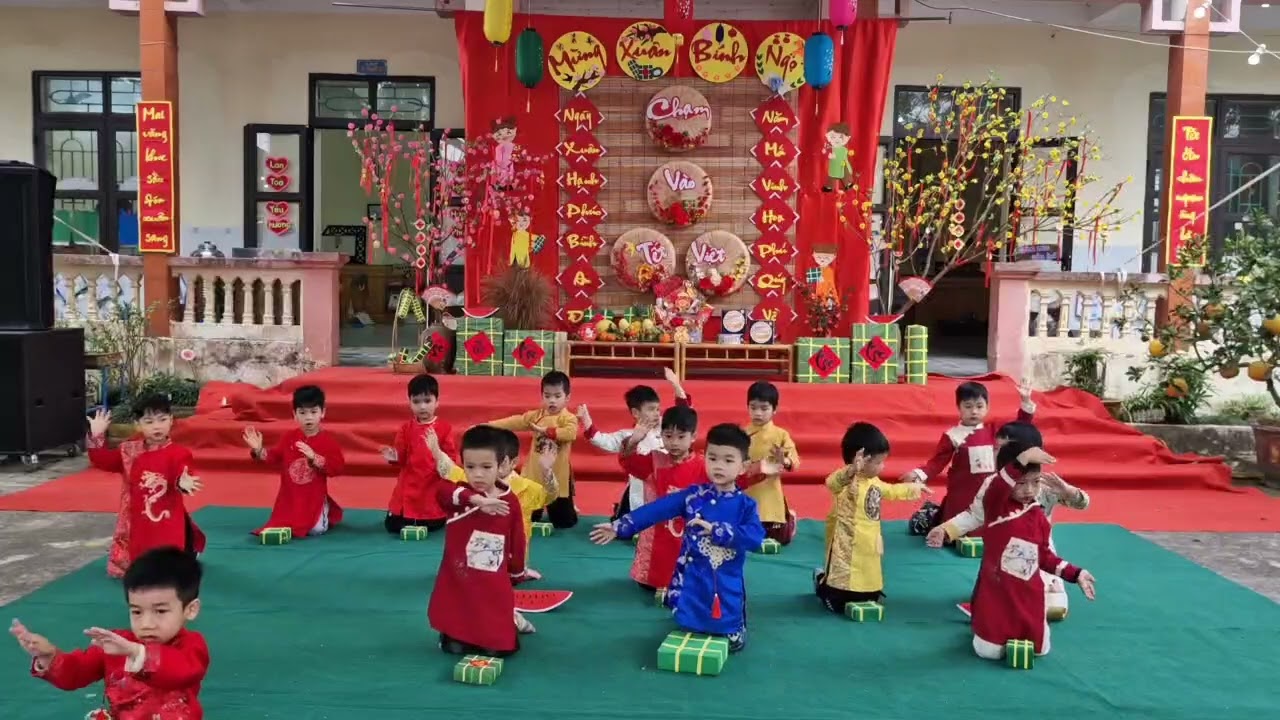 Múa bánh chưng xanh lớp 4 tuổi B