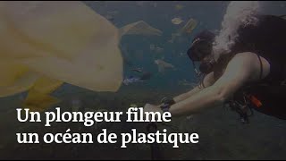 Un plongeur se filme dans un océan de plastique