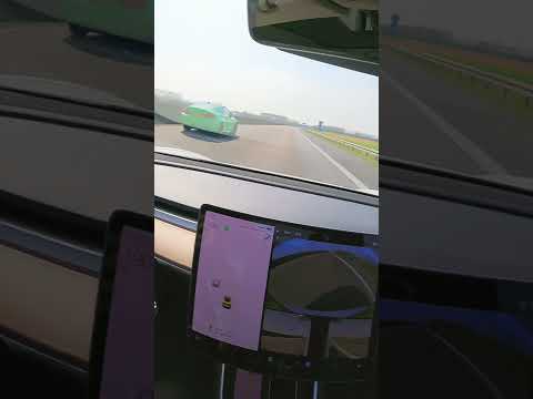 Tesla Model 3 SR+ vs BMW M4 on Germany autobahn!