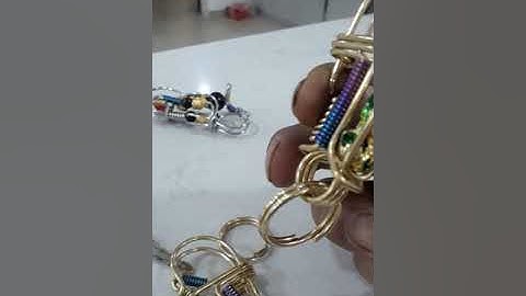 Móc khóa uốn thủ công mỹ nghệ cao cấp.