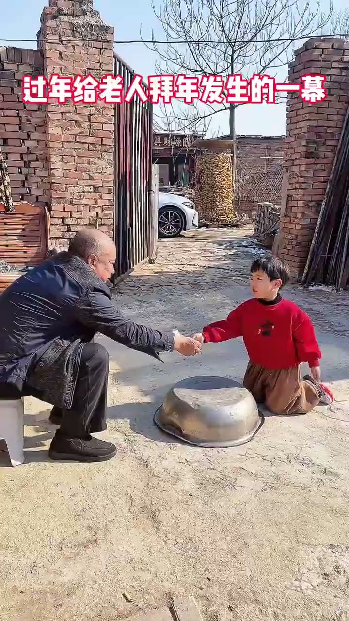 过年给老人拜年发生一幕，结果没想到儿子会这样做！#Cute baby#Cute#呆萌小米宝#聪明宝宝#萌娃