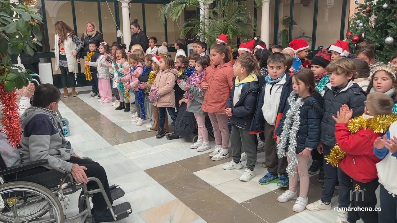 Alumnos de primer ciclo del CEIP Padre Marchena llevan sones navideños a las Residencias de Mayores
