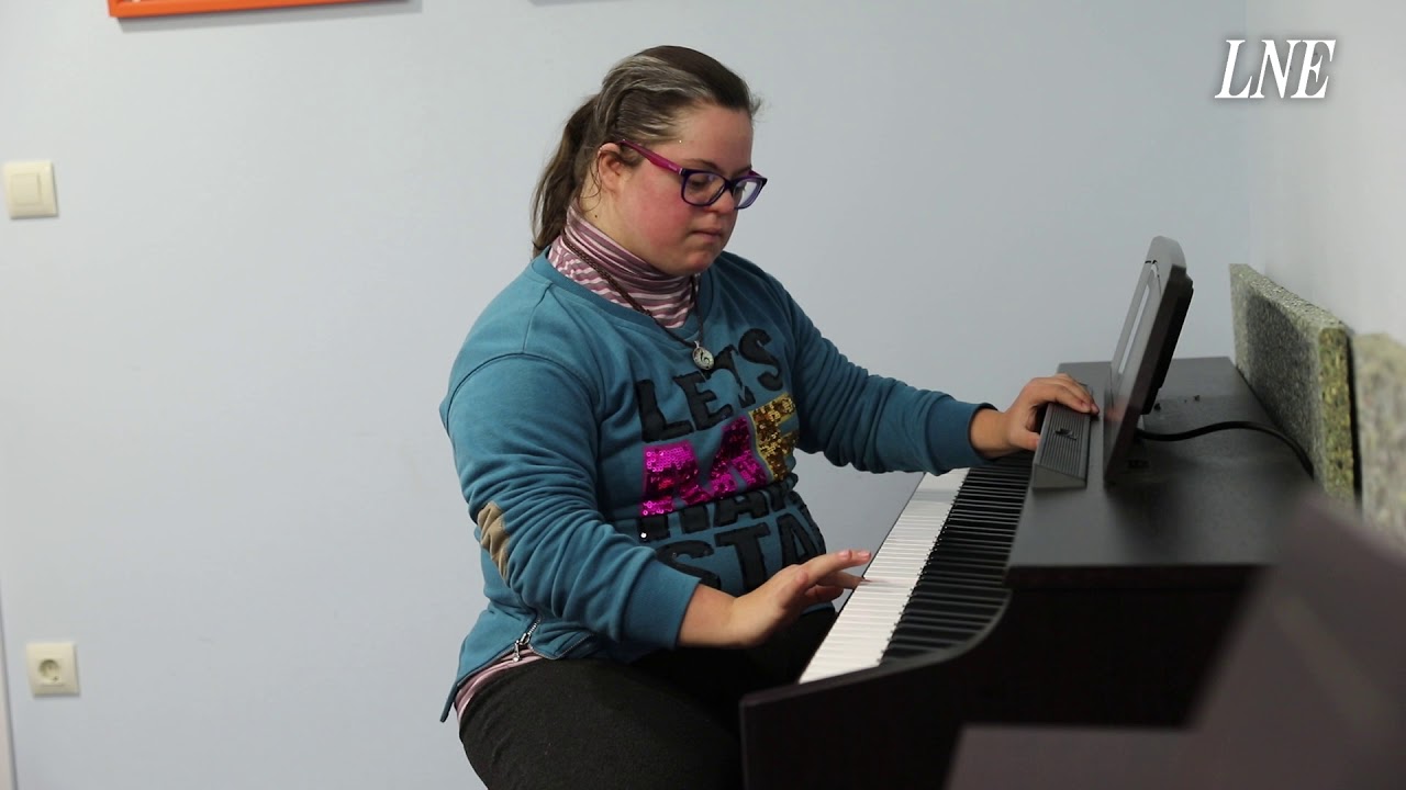 Sandra toca el piano en la asociación Alarde gijón weather