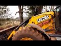 Retroescavadeira JCB 4CX mostrando cabine e painel (JCB 4CX backhoe showing cab and panel)