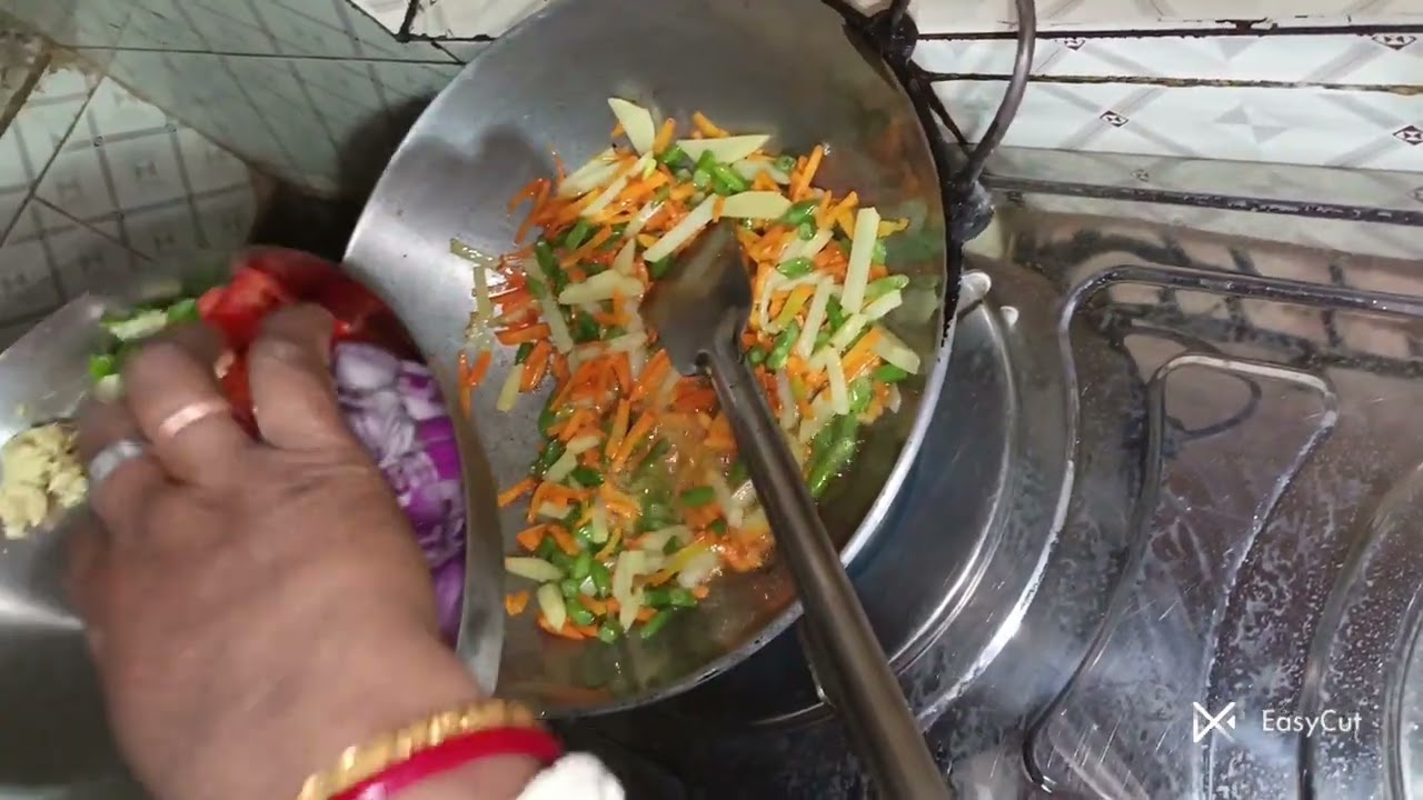 আজ ডিম চাউমিন বানিয়ে ফেল্লাম ভালো লাগলে লাইক দিবেন ষ