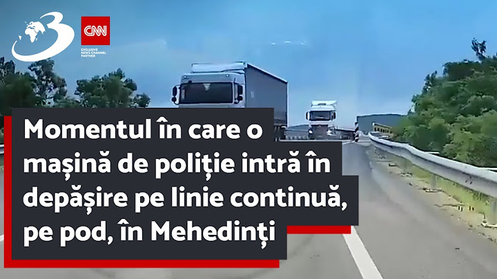 Momentul în care o mașină de poliție intră în depășire pe linie continuă, pe pod, în Mehedinți