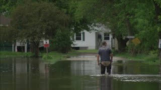 Neighbors along the Mississippi River mark nearly 50 days of flooding