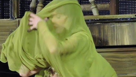 Taylor Swift being herself on the Eras Tour for 3 minutes straight...